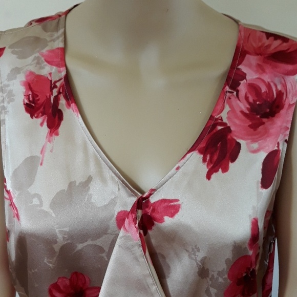 ST. JOHN, Silk Floral V Neck With front Ruffle Top Sz M - Picture 2 of 6